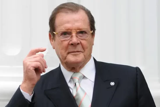 8 anos morte Roger Moore