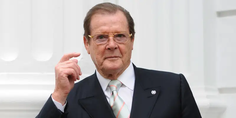 8 anos morte Roger Moore
